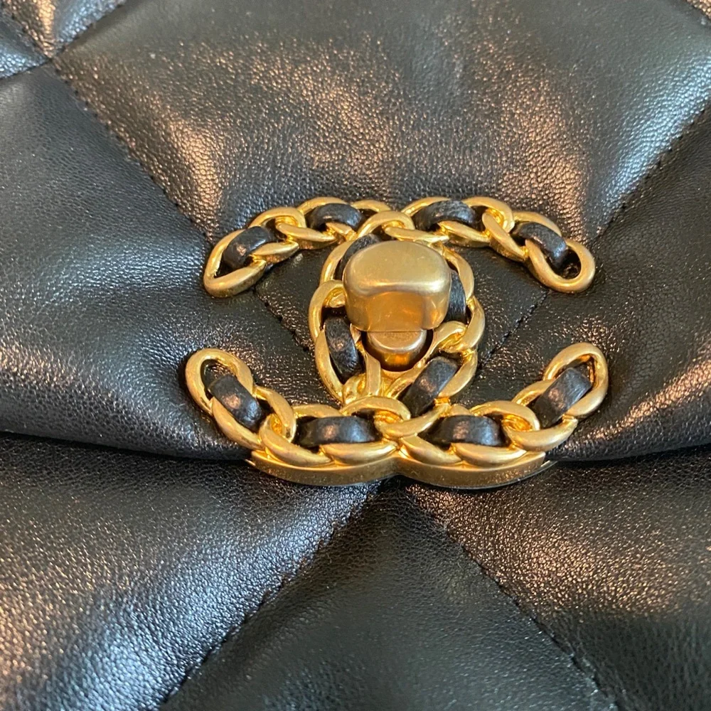 Chanel 19 Maxi Black Lambskin - Picture 1 of 13